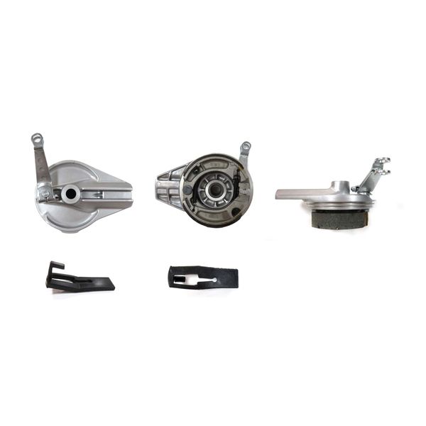 TAPA DE MANZANA POSTERIOR PLATEADO (INCLUYE ZAPATA) XR150LEK(2024)